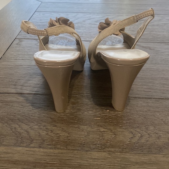 Karen Scott Women’s Bloom Tan Slingback Peep Toe Heel | size 10 - Picture 11 of 13